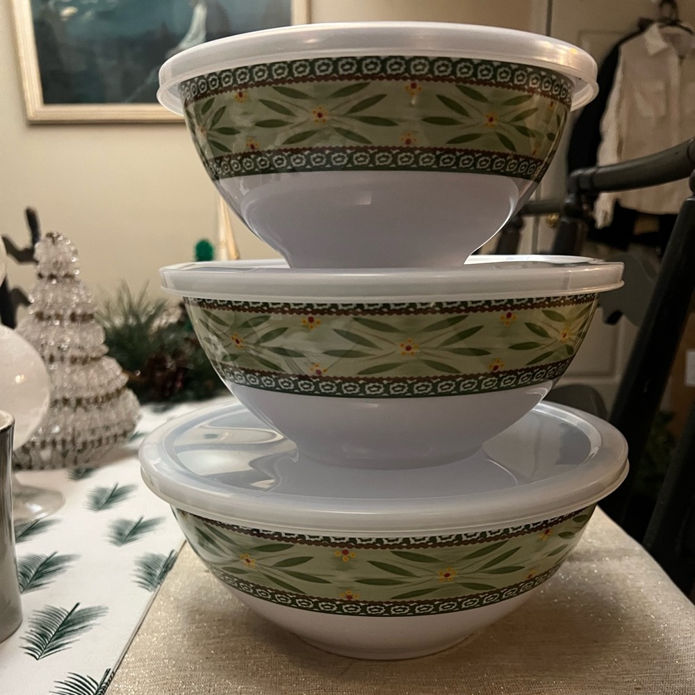 *NEW*Temptations Set of 3 nesting bowls old world pattern green melamine w lids